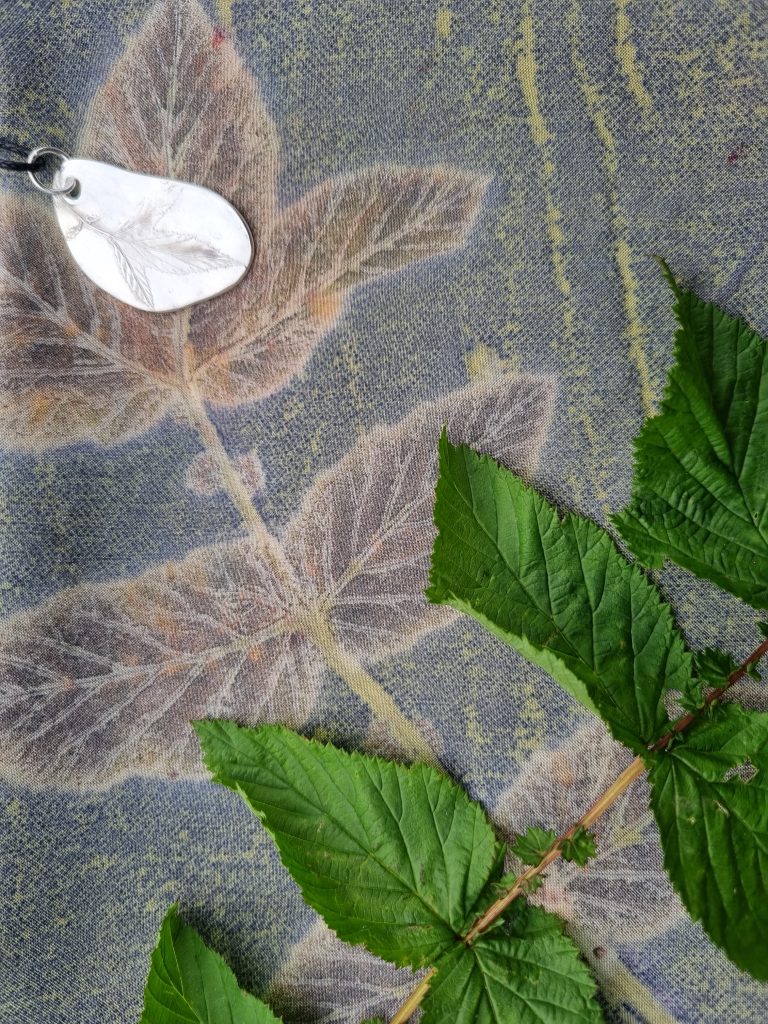 Scarf 3 with pendant